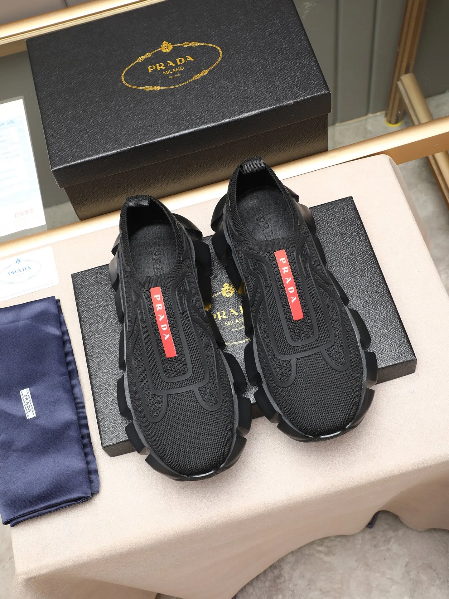 Men's shoes 💰460 PRADA/Prada men's lace-up casual sports shoes, the upper is made of high-elastic fly woven➕joined with breathable mesh. It is soft, comfortable and breathable. The tongue is decorated with the PRADA brand letter logo. The thick rubber sole echoes the red label tongue. The style is fashionable and generous. The details are carefully crafted. A casual sports shoe with a super western style and excellent breathability!  Size: 38-44 (45 46 customized)
